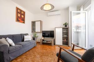 a living room with a couch and a tv at Naša kuća in Vela Luka