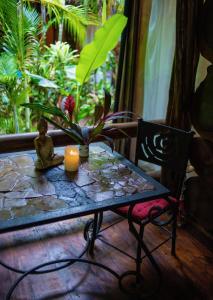 Ein Balkon oder eine Terrasse in der Unterkunft Ocho Artisan Bungalows