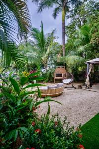 Ein Garten an der Unterkunft Ocho Artisan Bungalows