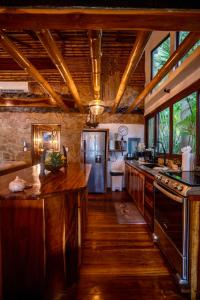 Küche/Küchenzeile in der Unterkunft Ocho Artisan Bungalows