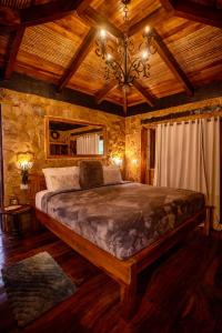 Ein Bett oder Betten in einem Zimmer der Unterkunft Ocho Artisan Bungalows