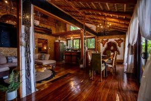 Ein Sitzbereich in der Unterkunft Ocho Artisan Bungalows