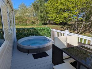 Κήπος έξω από το Hot Tub Getaways The Oakley 8 berth caravan with hot tub and quiet setting