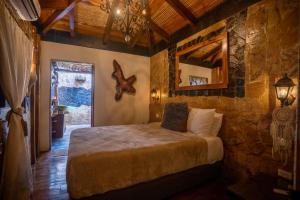 Postel nebo postele na pokoji v ubytování Ocho Artisan Bungalows