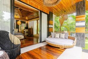 Ein Sitzbereich in der Unterkunft Ocho Artisan Bungalows