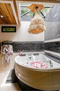 Ein Badezimmer in der Unterkunft Ocho Artisan Bungalows