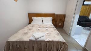 Studio moderne LCE في دوالا: غرفة نوم بسرير ولحاف بني