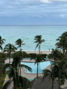 Una vista del océano desde el balcón de un resort. en Beachfront one bedroom in the Tides in Hollywood, en Hollywood