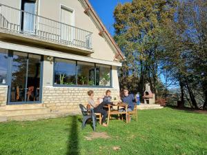 サルラ・ラ・カネダにあるLa Casa Baccataの家の前のテーブルに座る人々