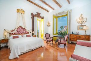 A bed or beds in a room at Hotel Palazzo Murat Még 37 kép