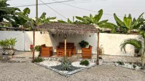 Studio moderne LCE في دوالا: منزل صغير بسقف من القش