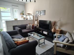 TV a/nebo společenská místnost v ubytování ΤΟ ΔΙΑΜΕΡΙΣΜΑ ΤΗΣ ΜΑΙΡΗΣ or MARY'S APARTMENT