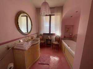 un bagno con un lavandino, una vasca e uno specchio di La Casa di Stella a Sesto Fiorentino