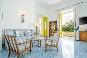 A television and/or entertainment centre at Hotel Palazzo Murat