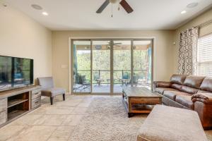 TV a/nebo společenská místnost v ubytování Rio Vista Condo Direct Guadalupe River Access!