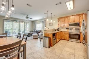 Kuchyň nebo kuchyňský kout v ubytování Rio Vista Condo Direct Guadalupe River Access!