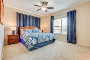 Postel nebo postele na pokoji v ubytování Rio Vista Condo Direct Guadalupe River Access! + 19 fotografií