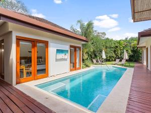 Piscina di Blue Iguana, steps from the beach Playa Langosta o nelle vicinanze