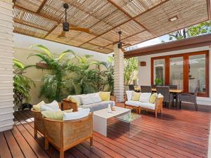 Area soggiorno di Blue Iguana, steps from the beach Playa Langosta