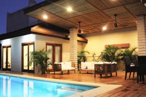 Piscina di Blue Iguana, steps from the beach Playa Langosta o nelle vicinanze