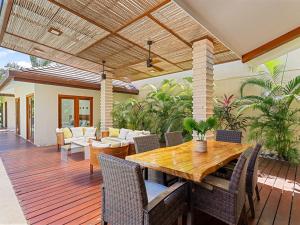Patio o area all'aperto di Blue Iguana, steps from the beach Playa Langosta