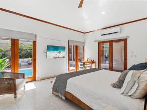 Piscina di Blue Iguana, steps from the beach Playa Langosta o nelle vicinanze