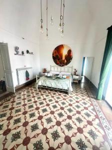 una camera con un letto e un grande tappeto di Domus Olea & Opuntia Salento a Galatone