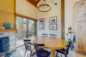 トラッキーにあるNorthstar Condo with Forested Viewsの木製のテーブルと椅子のあるダイニングルーム