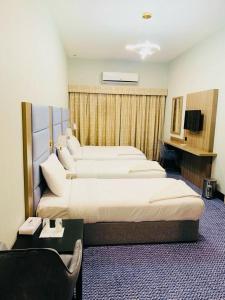 Postel nebo postele na pokoji v ubytování Silver Sand Hotel