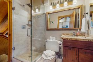 トラッキーにあるNorthstar Condo with Forested Viewsのシャワー、トイレ、洗面台を備えたバスルーム +10枚の写真