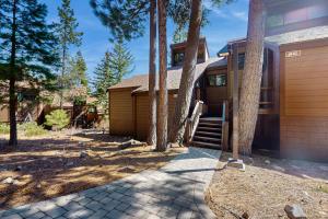 トラッキーにあるNorthstar Condo with Forested Viewsの前に木がある家