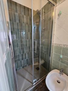 un baño con ducha y lavabo en Casa Adriana, en Cefalú