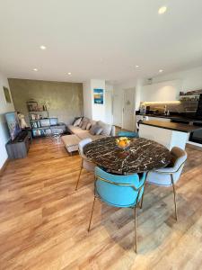 een woonkamer met een tafel en een bank bij Apt with 2 bedrooms, terrace, pool & parking in Antibes