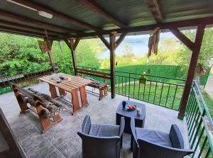 a screened in patio with a table and chairs at Apartman LANA i TARA in Donji Milanovac