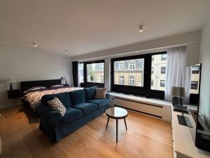 a living room with a couch and a bed at Studio Vleurgat in Brussels
