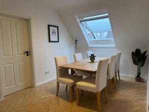a dining room with a wooden table and chairs at Apartment Lutherbaum in Worms