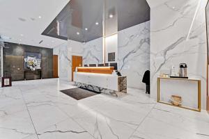 Ένα ή περισσότερα κρεβάτια σε δωμάτιο στο High-end Condo with Gym and walking distance to Parliament +33 φωτογραφίες