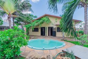une villa avec piscine devant une maison dans l'établissement Cozy house 140 sqm with pool, à Diani Beach