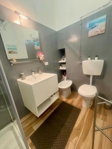 A bathroom at B&B La Dimora di Tommaso Apartment - Dimora storica Bike Friendly