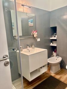 A bathroom at B&B La Dimora di Tommaso Apartment - Dimora storica Bike Friendly
