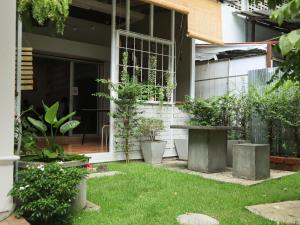 A Little Nap Hometel外面的花园