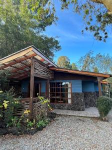 ラ・エンセナダにあるCabañas y Camping Barloventoの木造屋根の小さな家