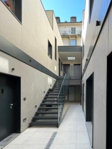 een trap aan de zijkant van een gebouw bij Glass & Charme - Central Suite in Turijn