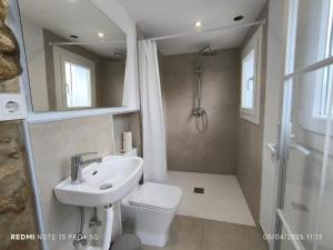 ein Badezimmer mit Waschbecken, Toilette und Dusche in der Unterkunft La Casita de la Parra in Ronda + 16 Fotos
