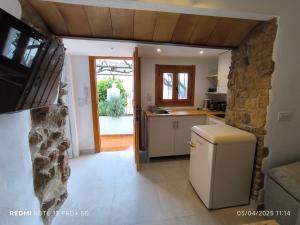 eine Küche mit einer Theke und einem Kühlschrank in der Unterkunft La Casita de la Parra in Ronda