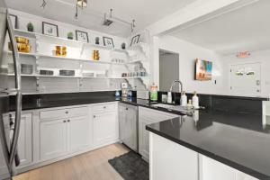 Kuchyň nebo kuchyňský kout v ubytování Two House Island Retreat