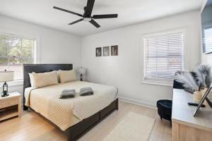 Postel nebo postele na pokoji v ubytování Two House Island Retreat