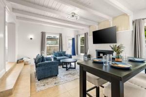 TV a/nebo společenská místnost v ubytování Two House Island Retreat