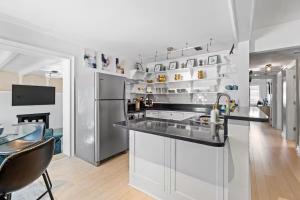 Kuchyň nebo kuchyňský kout v ubytování Two House Island Retreat