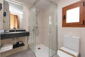 Un baño con ducha, inodoro y lavabo. en Hotel Cinca, en Escalona 37 fotos más